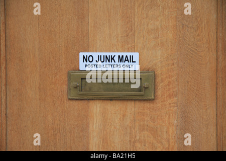 Un generico "No Junk Mail' firmare su immobili residenziali in West Lodon, Inghilterra. Foto Stock