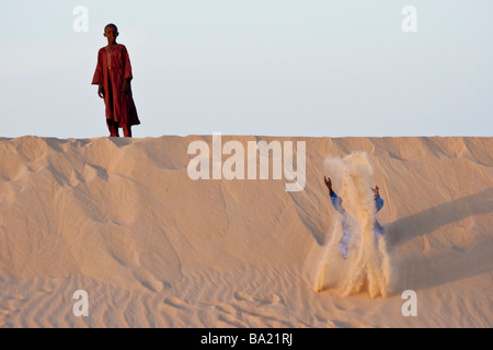 I ragazzi del Mali nel deserto in Timbuktu Mali Foto Stock