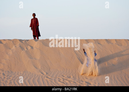 I ragazzi del Mali nel deserto in Timbuktu Mali Foto Stock