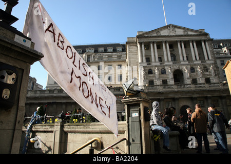 Un banner al di fuori della Banca di Inghilterra al G20 proteste a Londra Foto Stock