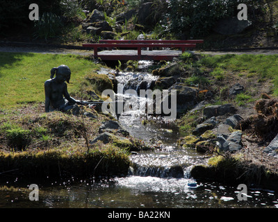 Babbling e statua del giardino giardino al centro esposizioni Co Wicklow Irlanda Foto Stock