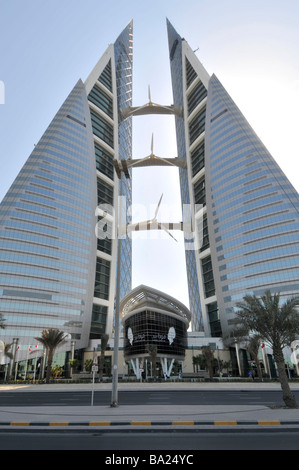 World Trade Center torri gemelle un grattacielo edificio con ufficio Turbine eoliche integrate in tre ponti sopraelevati Manama sull'isola di Golfo Arabico del Bahrain Foto Stock