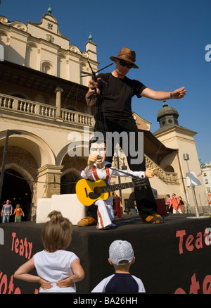 Burattinaio alla principale piazza del Mercato di Cracovia in Polonia Foto Stock