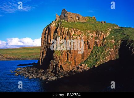 Le rovine del castello di Duntulm arroccato sulla scogliera su Cliente Bay a nord delle isole di Skye in una giornata di sole Foto Stock