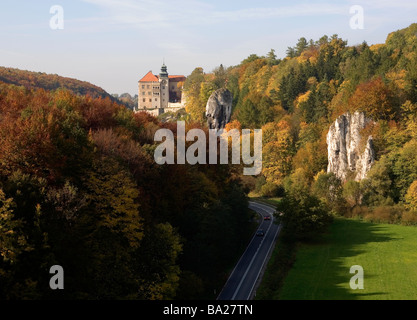 Pieskowa Skala Castle e Hercules Club Rock in Ojcow National Park a cadere la Polonia Foto Stock