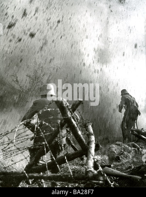 I soldati tedeschi passate attraverso il filo difese in 1917 Foto Stock