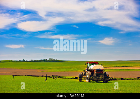 Agricoltore di colture di spruzzatura da trattore vicino alla città di Rockglen Southern Saskatchewan Canada Foto Stock