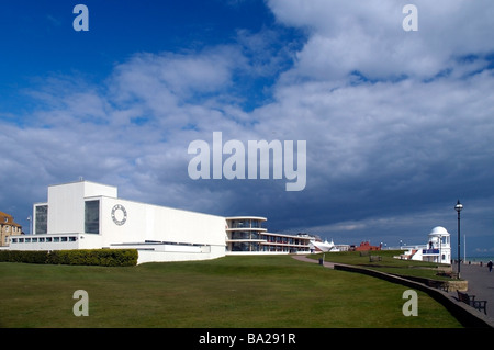 Il rinnovato Art Deco De La Warr Pavilion, sul lungomare a Bexhill on Sea, Inghilterra. Foto Stock