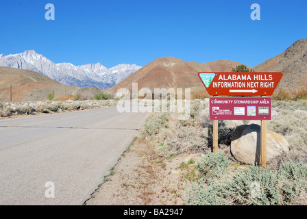 Ingresso alla Alabama Hills Recreation Area, Mt Whitney in background Foto Stock