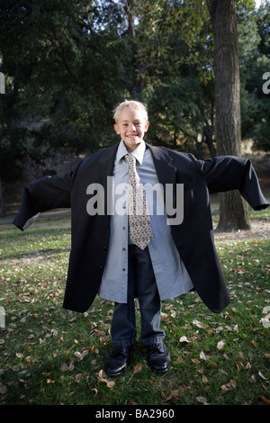 Ragazzo (10-12) indossare tuta sovradimensionato Foto Stock