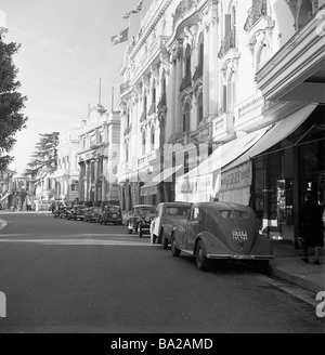 1950s Monaco, Francia, una vista del Boulevard des Moulins a Monte Carlo che mostra le ville e le auto dell'epoca parcheggiate nella zona vicino al famoso casinò. Foto Stock