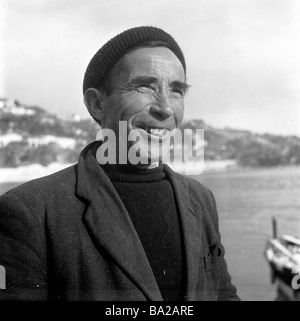 1950s, storico, ritratto di J Allan Cash di un pescatore locale con beretta al porto di Villefranche-sur-Mer, sulla Costa Azzurra, Francia. Foto Stock