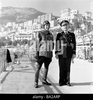 1950s, storico, due poliziotti in uniforme in piedi insieme al porto di Monte Carlo, Monaco, uno un ufficiale del traffico in pelle piena e casco. Foto Stock