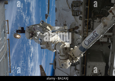 Astronauta partecipa ad attività extravehicular. Foto Stock