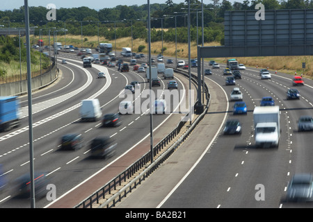 Traffico sfocate su una trafficata autostrada Foto Stock