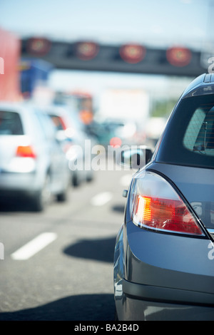 Le vetture schierate nel traffico su autostrada Foto Stock