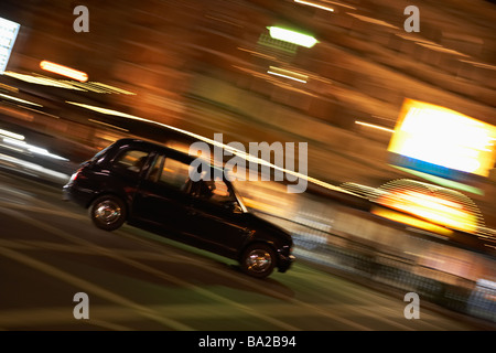 Taxi guida attraverso la Notte Street Foto Stock