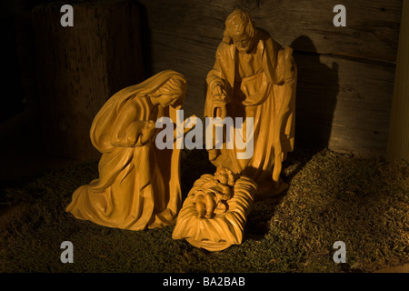 A Natale presepe scolpiti Maria Giuseppe Gesù bambino Natale Natale Natale-storia manger carving Christian Foto Stock