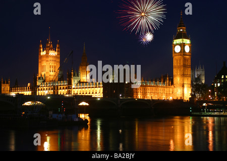 Fuochi d'artificio capodanno Big Ben clock tower di notte oltre il Tower Bridge di Londra, Inghilterra Foto Stock