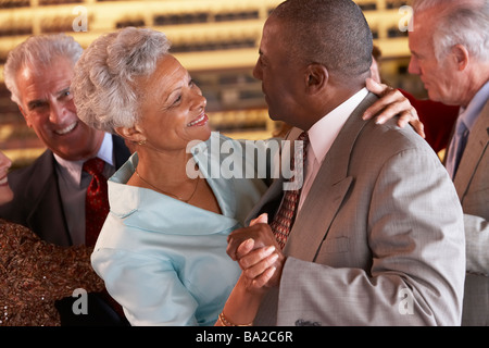 Coppie ballando insieme in una discoteca Foto Stock