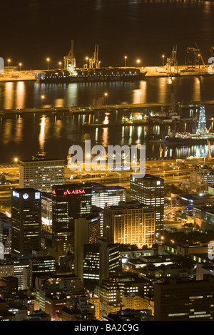 Cape Town City e per il porto da Lions Head di notte Foto Stock