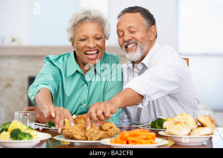 Giovane a pranzo insieme a casa Foto Stock