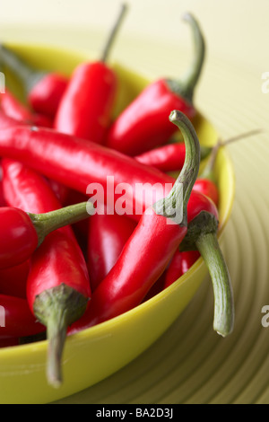 Peperoncino rosso in una ciotola verde Foto Stock