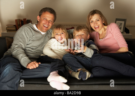 Famiglia di guardare la televisione insieme Foto Stock
