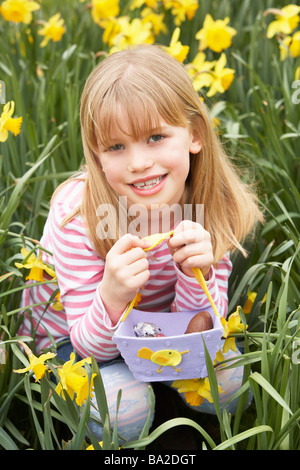 Giovane ragazza di Narcisi a Pasqua Foto Stock