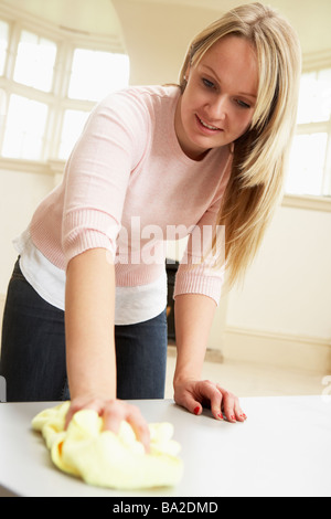 Giovane donna a fare i lavori di casa Foto Stock