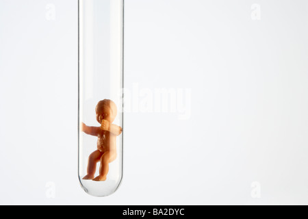 Figurina bambino in un tubo di prova Foto Stock