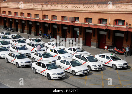 I taxi in attesa prima della stazione ferroviaria di Atocha, Madrid, Spagna Foto Stock