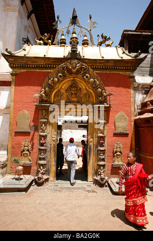 Bhaktapur Nepal 13 aprile 2008 Old Lady in uscita Temple Gate durante il Nepal Anno Nuovo Foto Stock