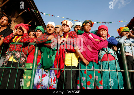 Bhaktapur Nepal 13 aprile 2008 giovani donne nepalesi guardando i festeggiamenti durante il nepalese Anno Nuovo Foto Stock