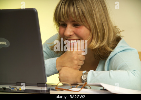 Donna giovane capo poggia sorrisi sguardo occhiali laptop record persone ritratto brocciata donne-portrait 19 anni 20-30 anni bionda Foto Stock