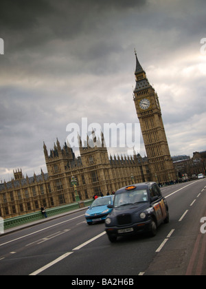 Il Big Ben e le case del Parlamento con il traffico sul Westminster Bridge London REGNO UNITO Foto Stock