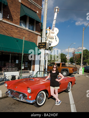 Modello femminile in piedi accanto a un 1956 Ford Thunderbird parcheggiato di fronte alla Sun Recording Studios in Memphis TN casa di Elvis e Ro Foto Stock