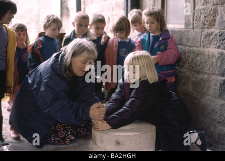 I bambini della scuola elementare in visita a un mulino in Derbyshire dove essi sono mostrati come macinare il grano in farina Foto Stock