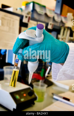 Analisi di laboratorio di acqua acqua impianto di depurazione azionati da Olgiate Olona Varese Sogiva ambiente spa Foto Stock