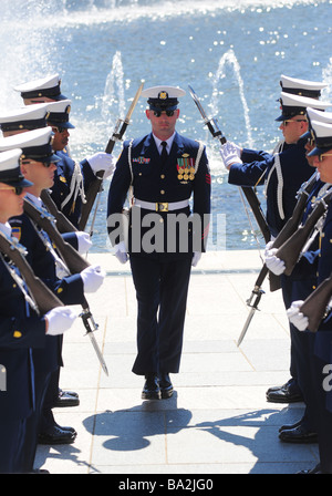 Washington DC US Marine Corp Silent Drill Platoon suona presso il Memoriale della Seconda Guerra Mondiale Foto Stock