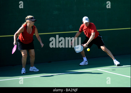 I cittadini anziani competere nel gioco di Pickleball nella Senior Olimpiadi dello stato vicino a Napoli Florida Foto Stock