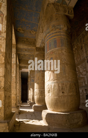 Il Portico sul lato ovest della seconda corte, Medinet Habu, Tempio mortuario di Ramesse III, la riva occidentale del Nilo, Luxor, Egitto Foto Stock