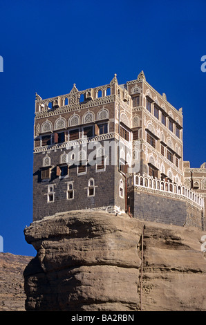 Adobe Dar al Hajar o Rock Palace, residenza estiva (1930) di Imam Yahya, Wadi Dhar o Dhahr, vicino a Sana'a o San'a, Yemen Foto Stock