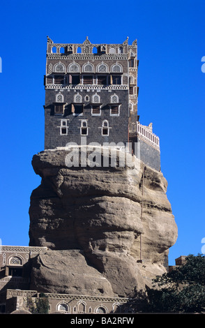 Adobe Dar al Hajar o Rock Palace, residenza estiva (1930) di Imam Yahya, Wadi Dhar o Dhahr, vicino a Sana'a o San'a, Yemen Foto Stock