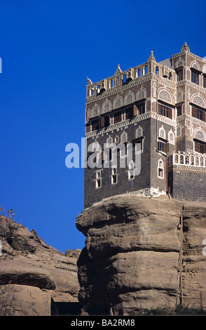 Adobe Dar al Hajar o Rock Palace, residenza estiva (1930) di Imam Yahya, Wadi Dhar o Dhahr, vicino a Sana'a o San'a, Yemen Foto Stock