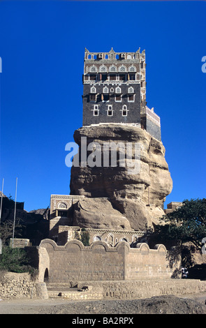 Adobe Dar al Hajar o Rock Palace, residenza estiva (1930) di Imam Yahya, Wadi Dhar o Dhahr, vicino a Sana'a o San'a, Yemen Foto Stock