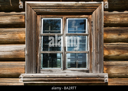 Tradizionale russa log house dettagli a parete con finestra. Foto Stock