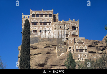 Adobe Dar al Hajar o Rock Palace, residenza estiva (1930) di Imam Yahya, Wadi Dhar o Dhahr, vicino a Sana'a o San'a, Yemen Foto Stock