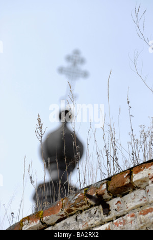 La facciata lop croce del distrutto paese russo chiesa che fu demolita nel corso del periodo sovietico Vladimir regione Russia Foto Stock