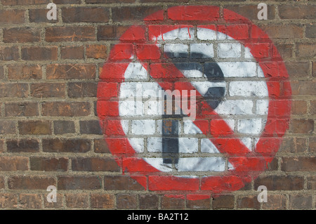 Dipinto circolare n. parcheggio segno rosso sul muro di mattoni Foto Stock